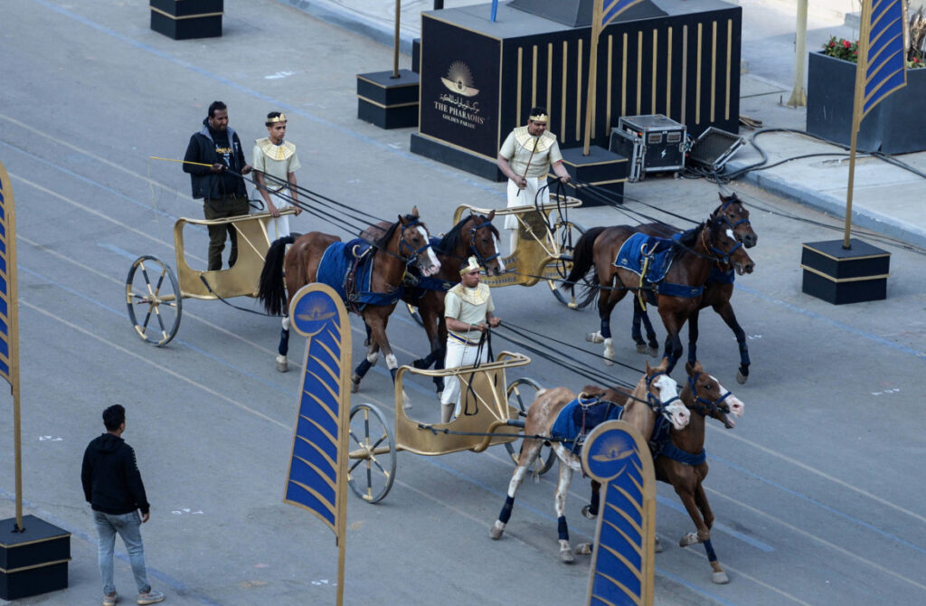 La parata dei faraoni, ieri al Cairo © Ap
